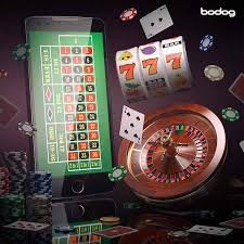 mega888 ဂိမ်းလော်ဘီ Myanmar ကစားသမားများ မိုဘိုင်းဖုန်းမှ ကစားနေသောပုံ